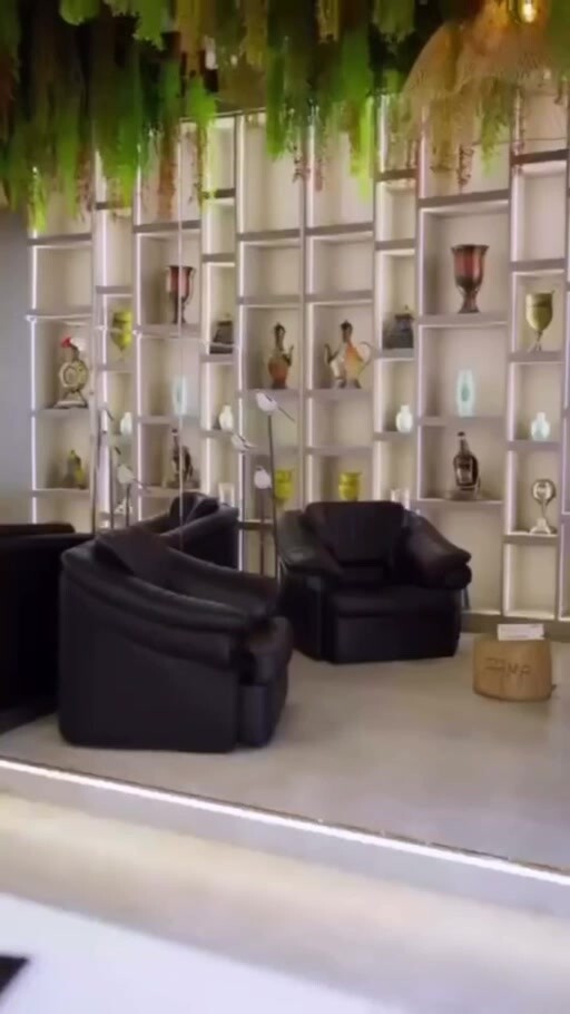Deri koltuklu ve vitrinli bekleme alanı